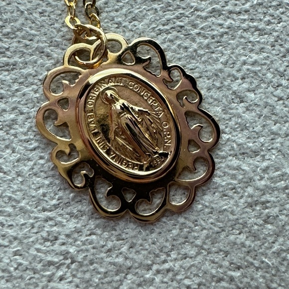 Dainty 14k Gold Miraculous Medal 18” cable chain - Picture 6 of 8